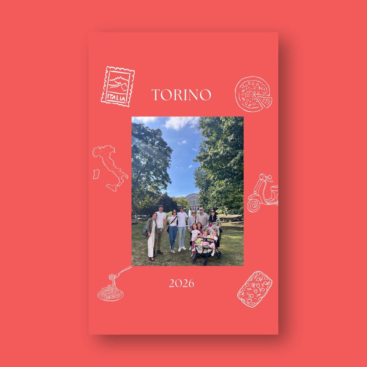 La portada del álbum «Torino 2026», en rojo, con una foto de familia y dibujos de Italia